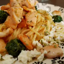 Spaghetti with Chicken, Spinach and White Cheese