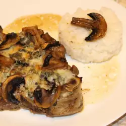 Steaks with blue cheese