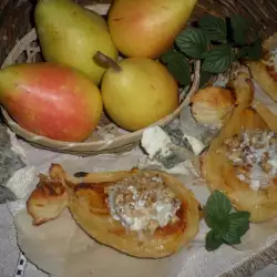 Mini Tarts with Pears and Green Cheese