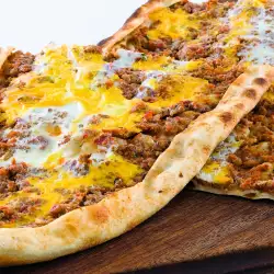 Minced Meat Pizza with Garlic