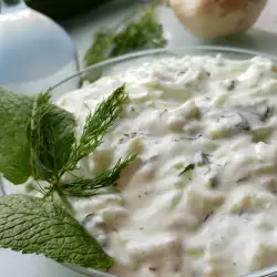Yoghurt Salad with garlic