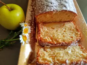 Fluffy Sponge Cake with Apples and Yogurt