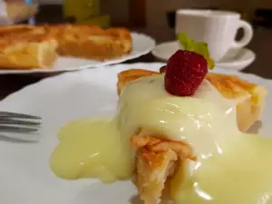 Apple Pie with Vanilla Cream