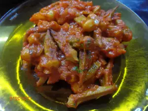 Okra with Garlic and Tomatoes