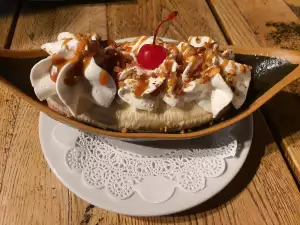 Banana Split with Caramelized Hazelnuts