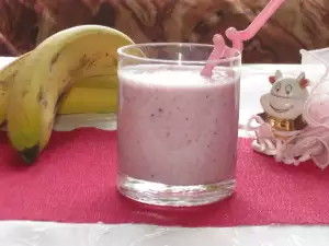 Banana Shake with Berries and Condensed Milk