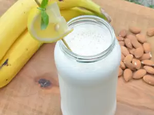 Healthy Banana Milkshake without Ice Cream