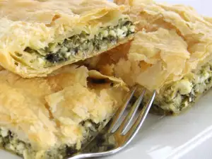 Zelnik with Spinach and Onions