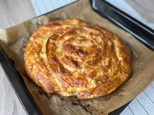 Twisted Filo Pastry Pie with Leeks and Cheese