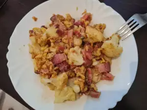 Scrambled Eggs with Bacon and Cauliflower