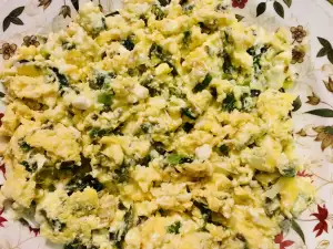 Scrambled Eggs with Onion and Feta Cheese