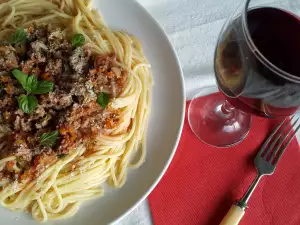 Spaghetti Bolognese with Oregano