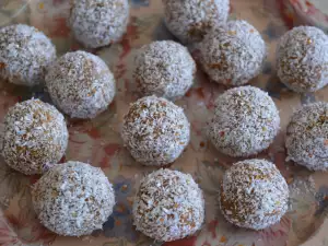 Raw Candies with Dried Pears and Cinnamon