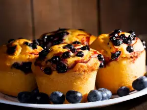 Muffins with Cream Cheese and Blueberries