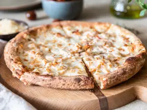 White Alfredo Pizza with Chicken