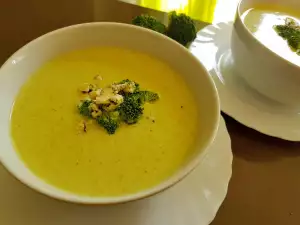 Broccoli Soup with Gorgonzola and Cream