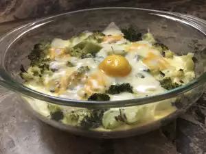 Broccoli with Topping and Cheeses in the Oven