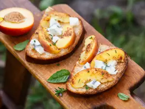 Bruschettas with Gorgonzola and Nectarines