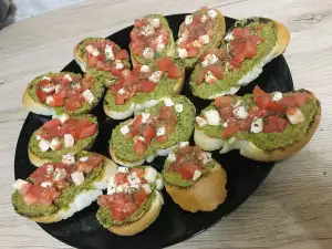 Bruschettas with Pesto, Tomatoes, Mozzarella and Basil