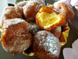 Buñuelos with Cream (Buñuelos rellenos de crema)