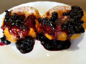 Buñuelos with Cottage Cheese and Blueberries