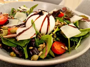 Italian Baby Spinach and Burrata Salad