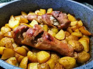 Turkey Legs with New Potatoes and Beer