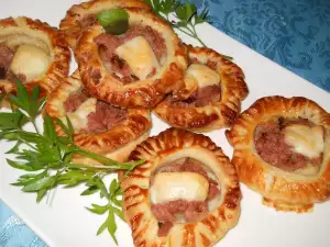 Appetizing Puff Pastries with Mince and Cheese