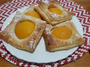 Easy Puff Pastries with Peaches