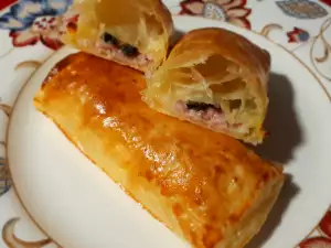 Puff Pastries with Yellow Cheese, Ham and Olives