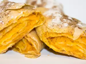 Strudel with Biscuits and Walnuts