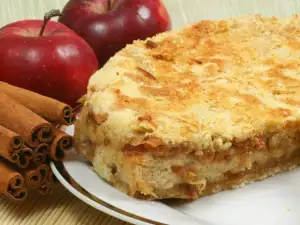 Apple Cake with Semolina and Cinnamon