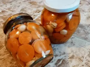 Jarred Pickled Carrots with Garlic