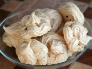 Meringues with Walnuts