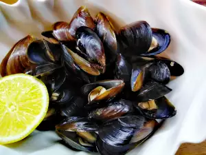 Mussels with Beer and Butter in a Pot