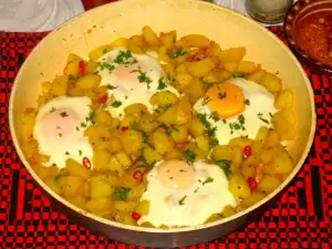 Pan-Fried Garlic Potatoes with Eggs