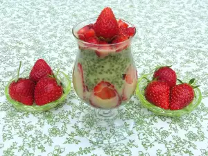 Fresh Pudding with Chia, Spinach and Strawberries