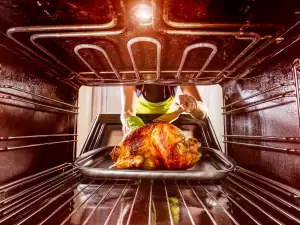 What Should I Clean the Oven with?