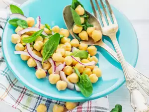 Chickpea Salad with Red Onions