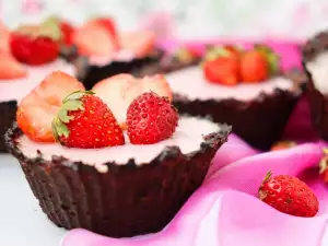 Chocolate Baskets with Strawberry Filling