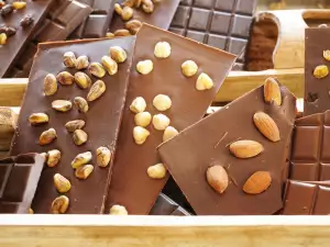 How to Make Homemade Chocolate with Nuts