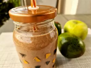 Cocoa Smoothie with Avocado, Banana and Apple