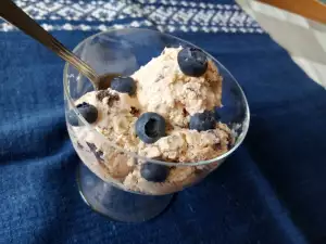 Ice Cream with Dulce de Leche and Biscuits