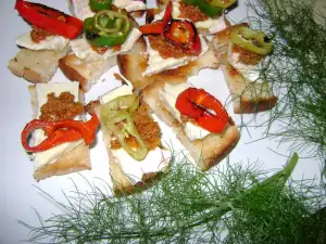 Crostini with Cottage Cheese, Tomato Pesto and Pepper