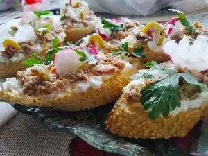 Crostini with Tuna, Cottage Cheese and Radishes