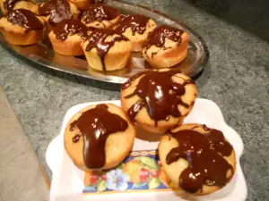 Cupcakes with Boston Cream Filling and Chocolate Glaze