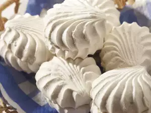 Meringues with Hazelnuts