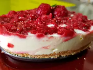 Dietary Raw Cheesecake with Raspberries