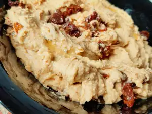 Homemade Hummus with Chickpeas and Dried Tomatoes