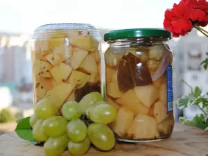 Marinated Quinces with White Grapes